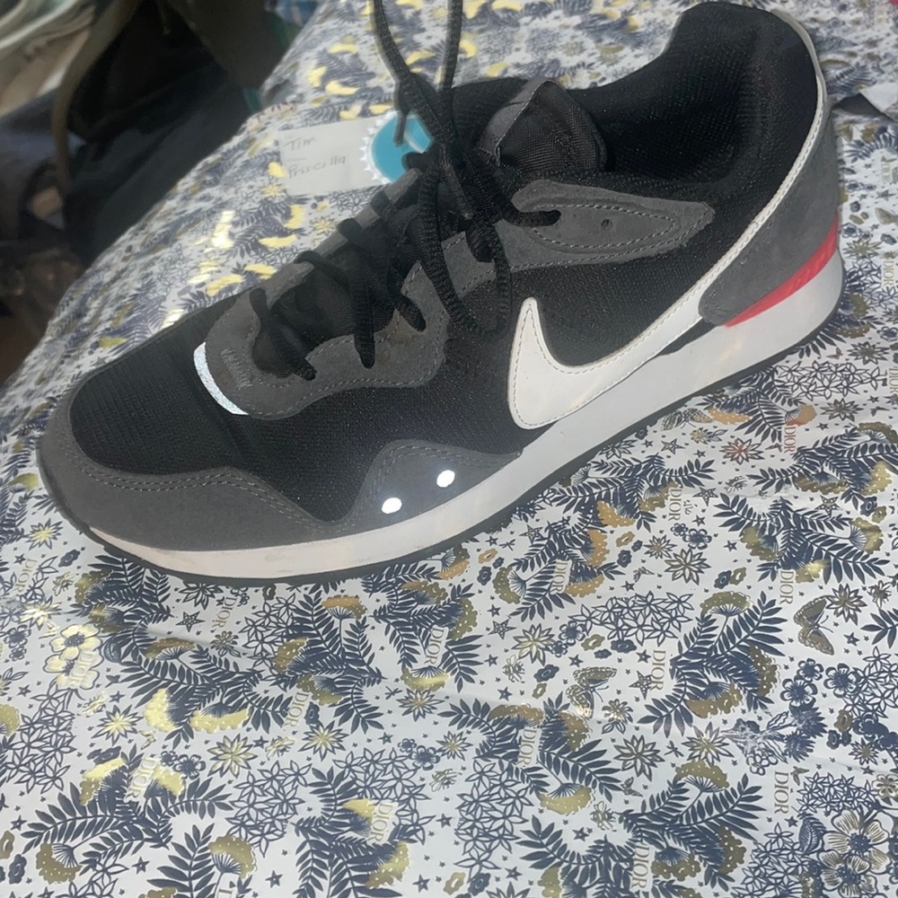 Nike men’s 8 venture running shoes in black, dark gray, and neon worn 2x